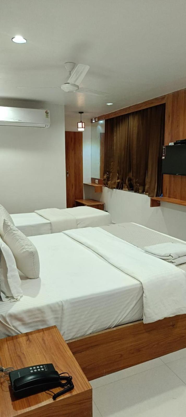 Hotel Royal Relax Гандинагар Екстериор снимка