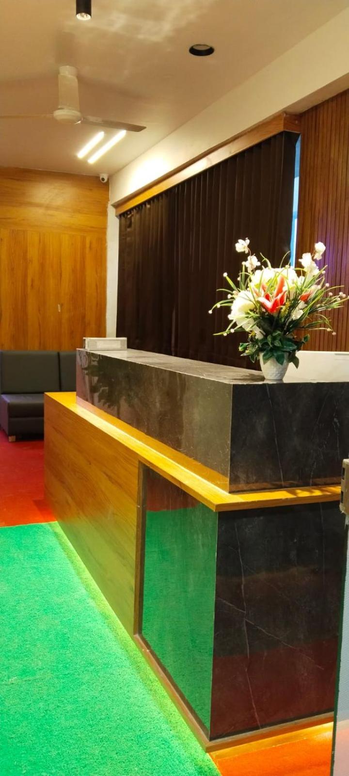 Hotel Royal Relax Гандинагар Екстериор снимка